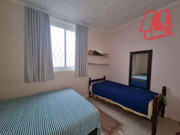 Imagem Casa com 5 dormitórios e pátio próximo à Redenção