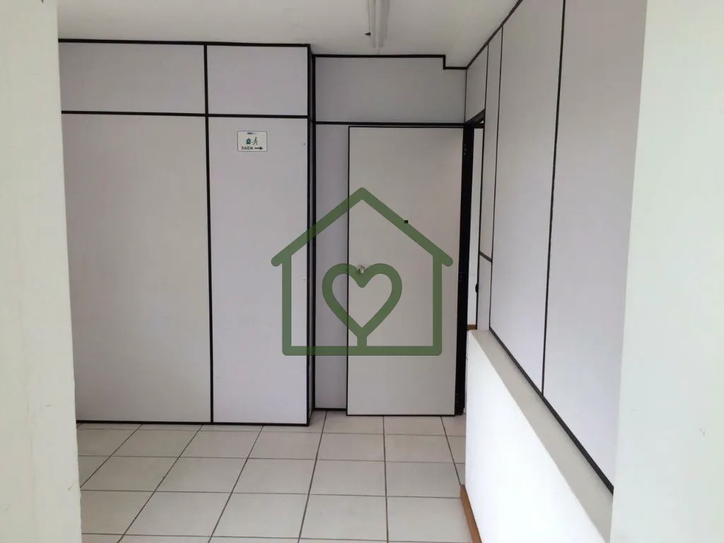 Imagem Casa triplex, residencial e comercial, com 4 dormitórios (todos suíte), 06 salas e 3 vagas de gara...