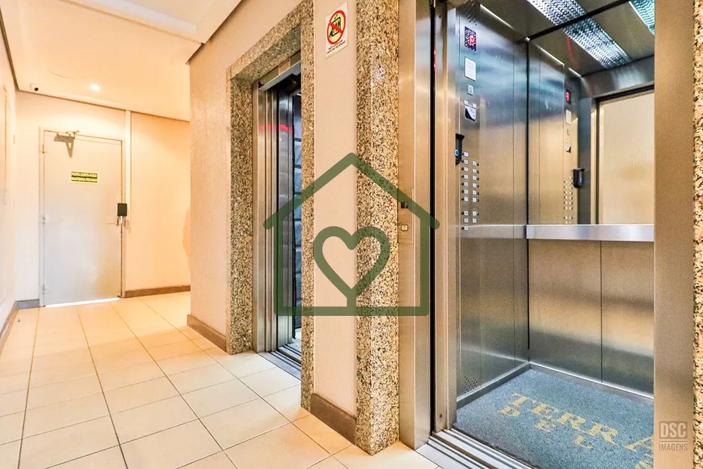 Imagem No bairro Jardim Botânico, na Rua Prof. Cristiano Fischer n° 838, este apartamento com 87,74m² de...