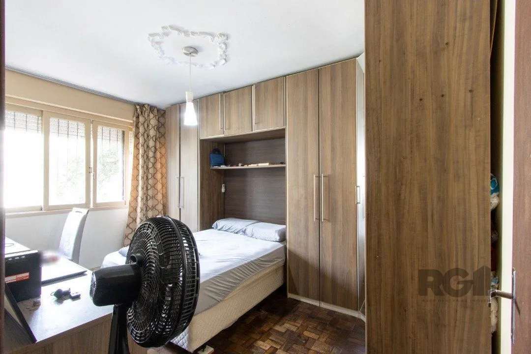Imagem Apartamento com 70m² de área privativa, possui 3 dormitórios, sala para 2 ambientes, banheiro social, cozinha com móveis planejados e área de serviço.