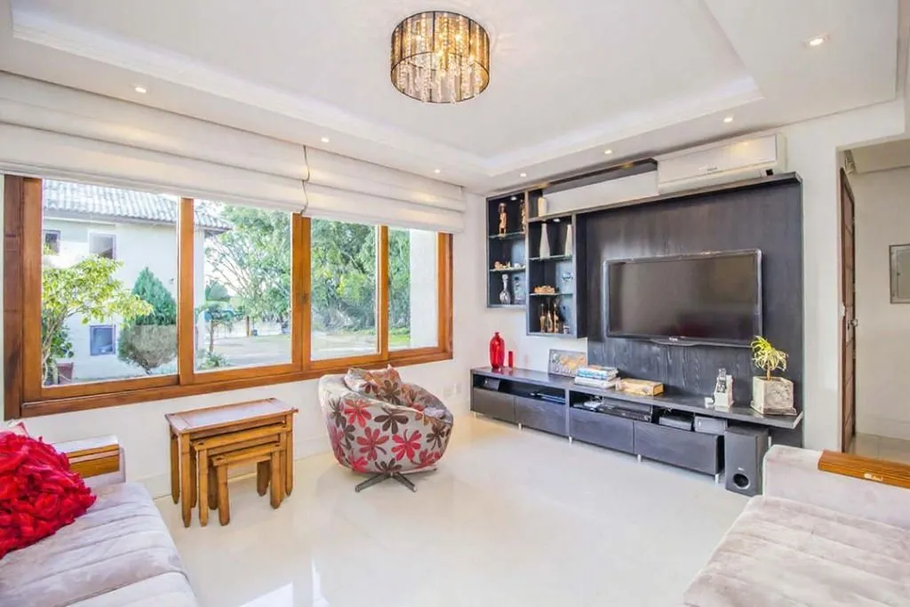 Imagem Casa com 3 Dormitórios, Sendo 1 com Closet, Sótão e Pátio em Condomínio