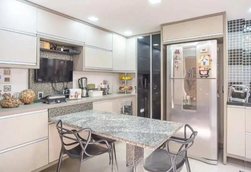 Imagem Linda casa com 3 dormitórios, sendo 1 Suíte, Sala Ampla no Condomínio de Ótima Localização