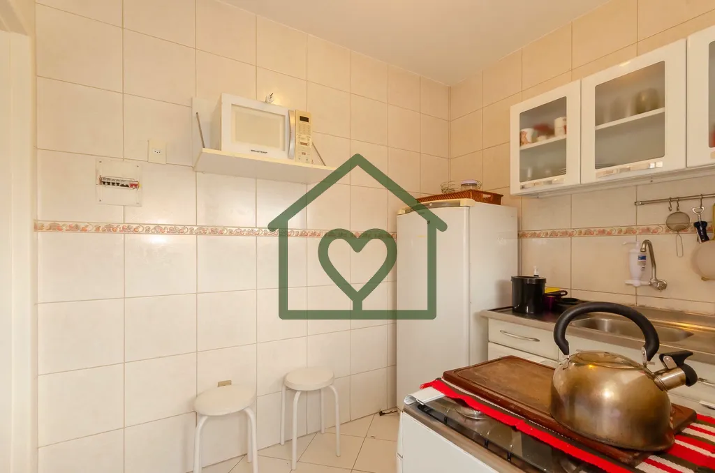 Imagem Apartamento de dois dormitórios no bairro Petrópolis, com sala de estar e jantar integradas e vent...