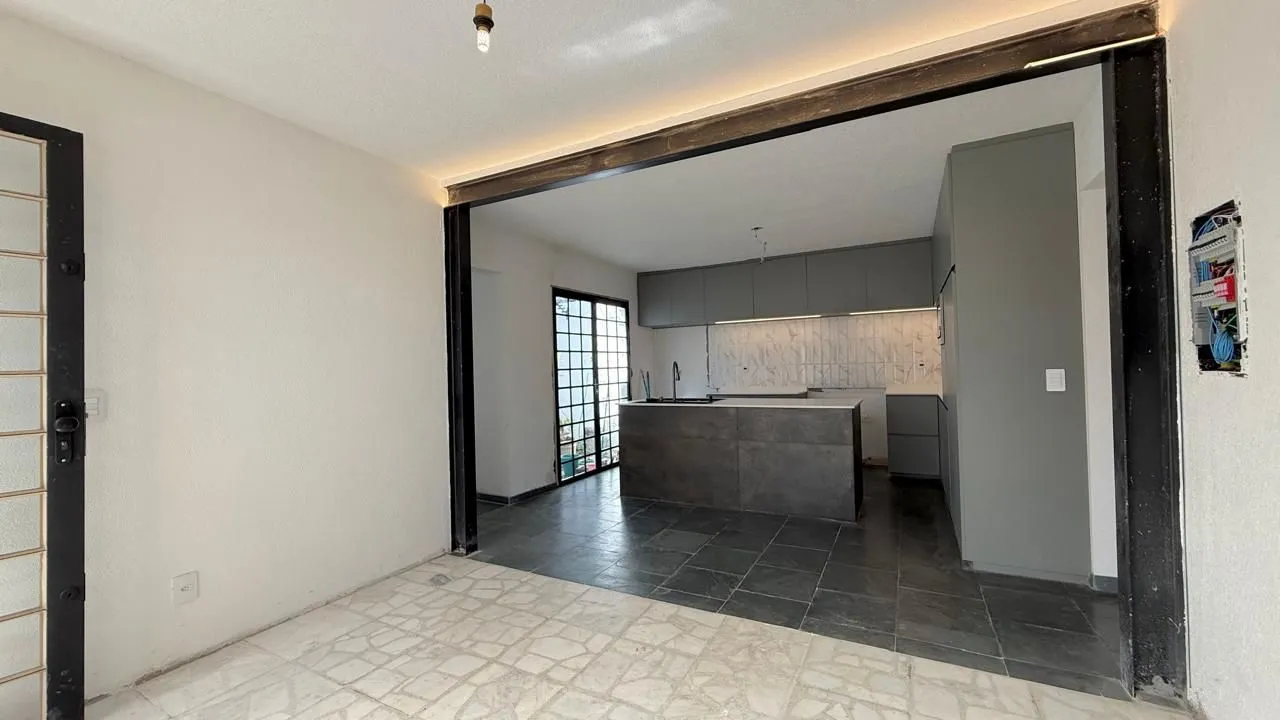 Imagem Casa semi reformada com 4 dormitórios e 4 vagas no Chácara das Pedras próx. Joao Wallig.