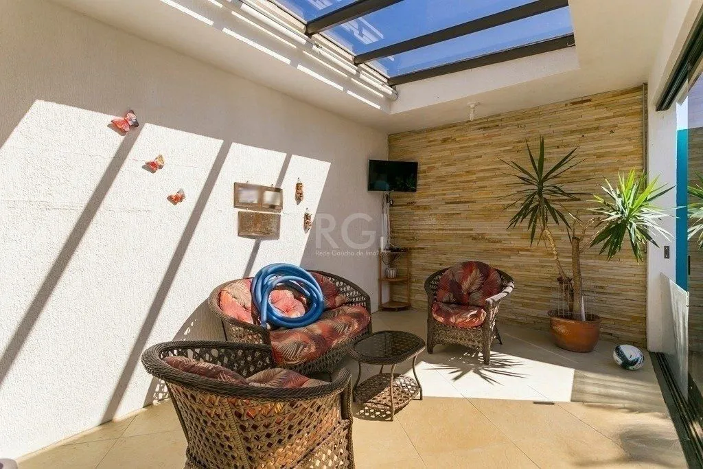 Imagem Excelente casa em condomínio com 3 suítes, piscina e 3 vagas de garagem