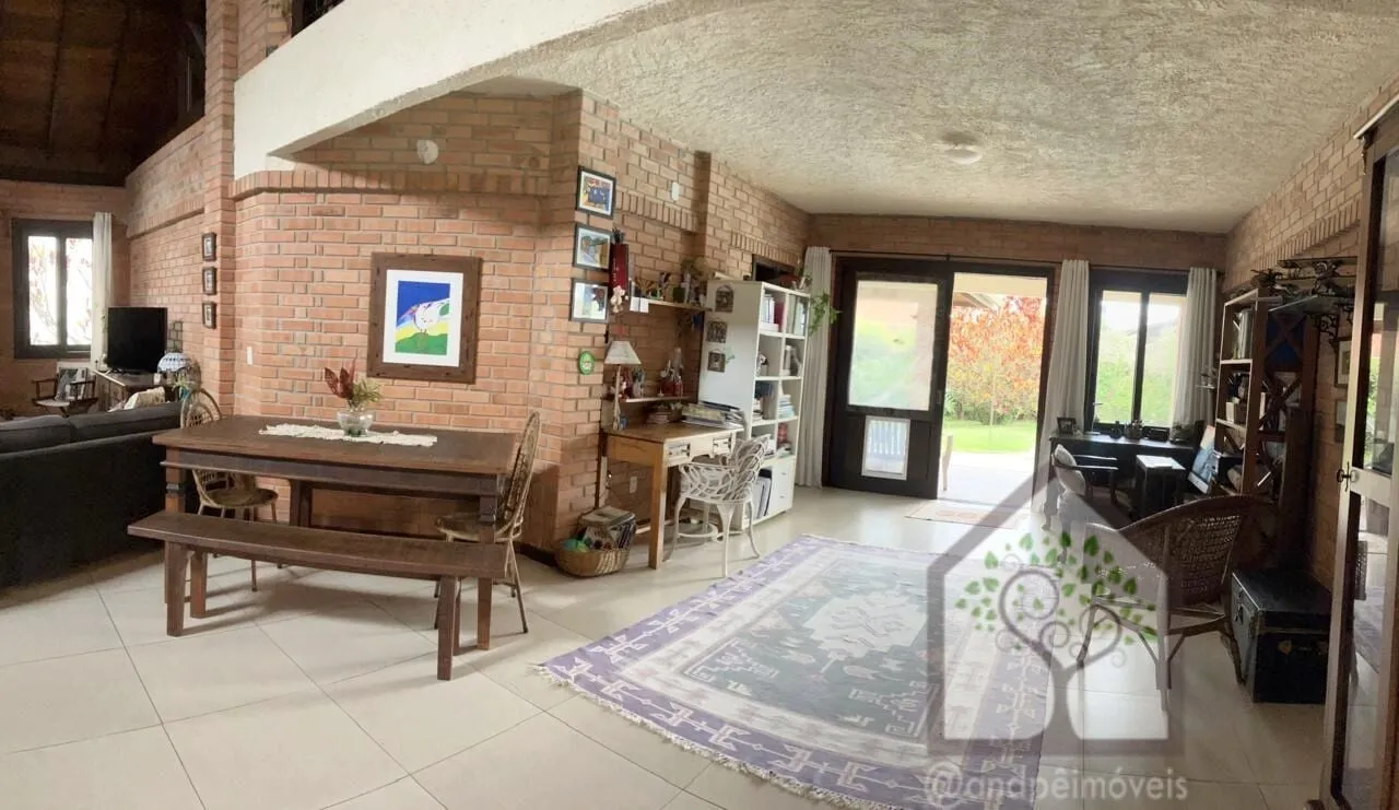 Imagem Casa rústica em condomínio fechado no Sambaqui