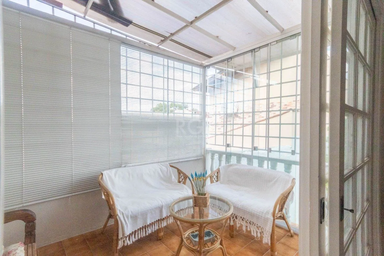 Imagem Casa para Venda - 250m², 3 dormitórios, sendo 2 suites, Partenon