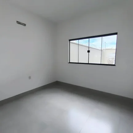 Imagem Casa De 2/4 Com Suite Om Quintal Grande E Otimo Acabamento No Parque Montreal