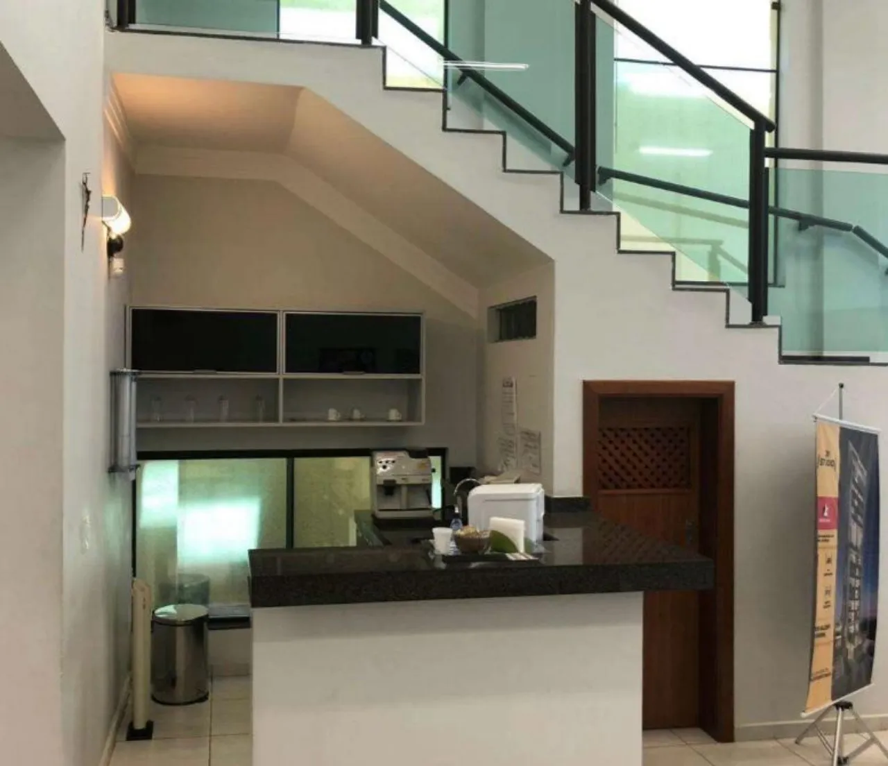 Imagem Salão Comercial para Locação em Sorocaba-SP, Jardim Portobello: 3 Salas, 5 Banheiros, 3 Vagas e 300m² de Área.