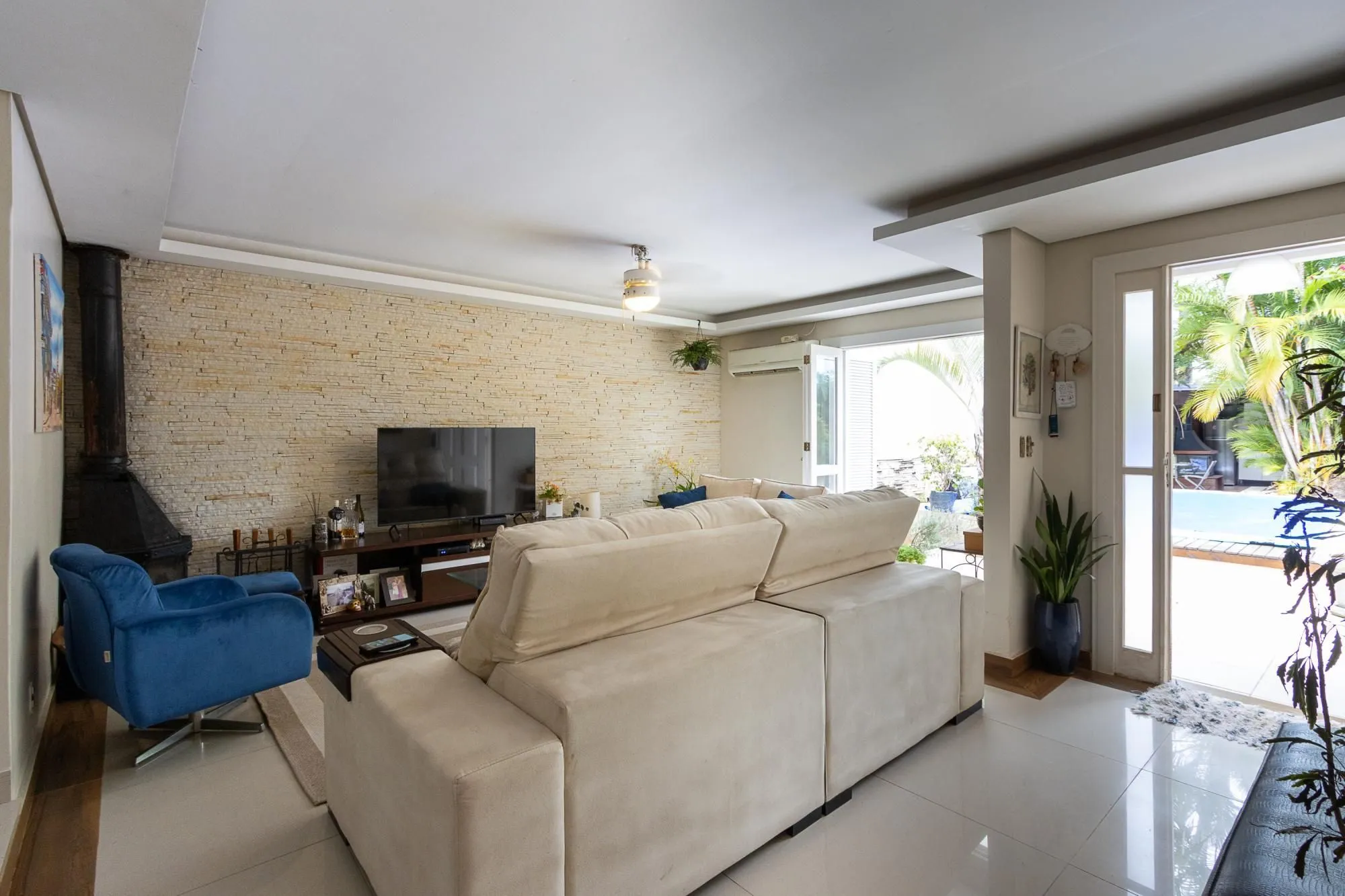 Imagem Casa térrea, 2 dormitórios, 1 suíte e 2 vagas no bairro Aberta dos Morros.