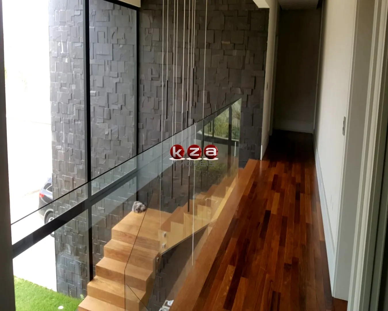 Imagem Luxuosa casa de alto padrão no Condomínio Portal do Lago em Valinhos-SP: 3 suítes, 3 salas, 5 banheiros, 4 vagas de garagem, 454m².