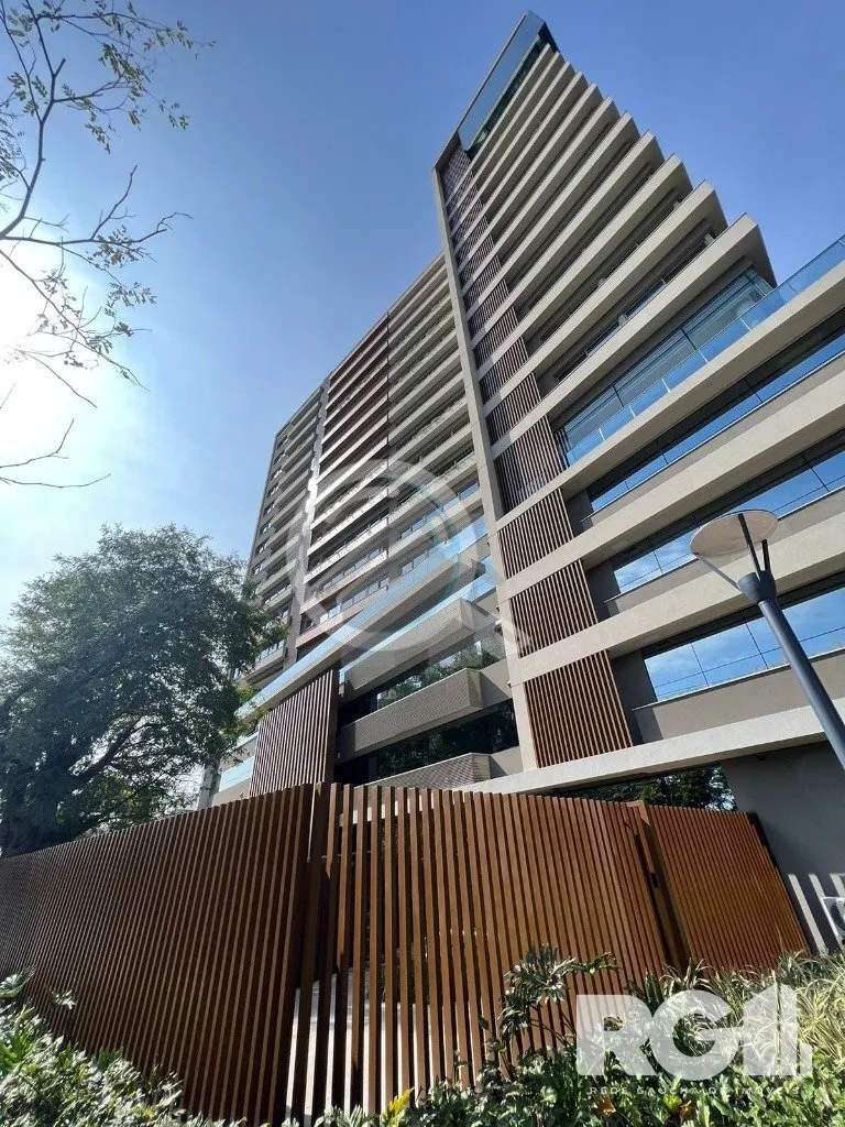 Apartamento com 143 m² privativos, possui 3 suítes, (sendo 1 máster), living, cozinha, dependênc...