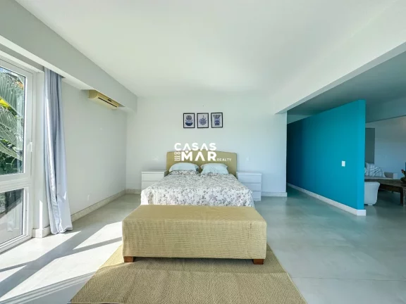 Imagem Luxuosa Casa Frente Mar em Búzios-Ferradura: 6 Suítes, Vista Deslumbrante, Piscina e Privacidade Total!