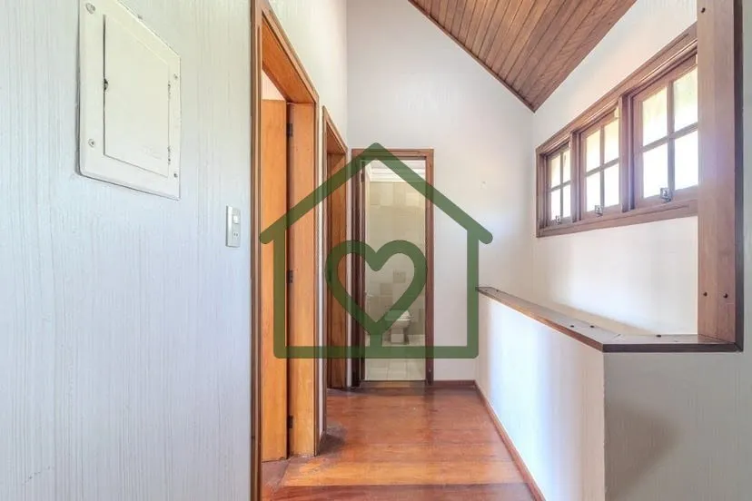 Imagem Casa de dois pavimentos com 3 dormitórios, sendo 1 suíte. No pavimento superior, conta com dois do...