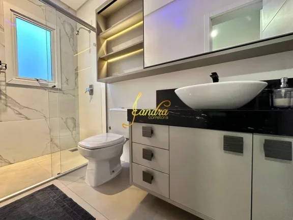 Imagem Excelente Casa no Condomínio Capão Ilhas! Estilo Contemporânea, mobiliada e decorada, composta por 03 suítes
