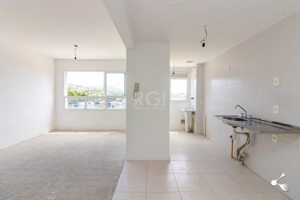 Imagem vende 03 dormitórios, living para dois ambientes, banheiro social, cozinha com churrasqueira e área de serviço com garagem