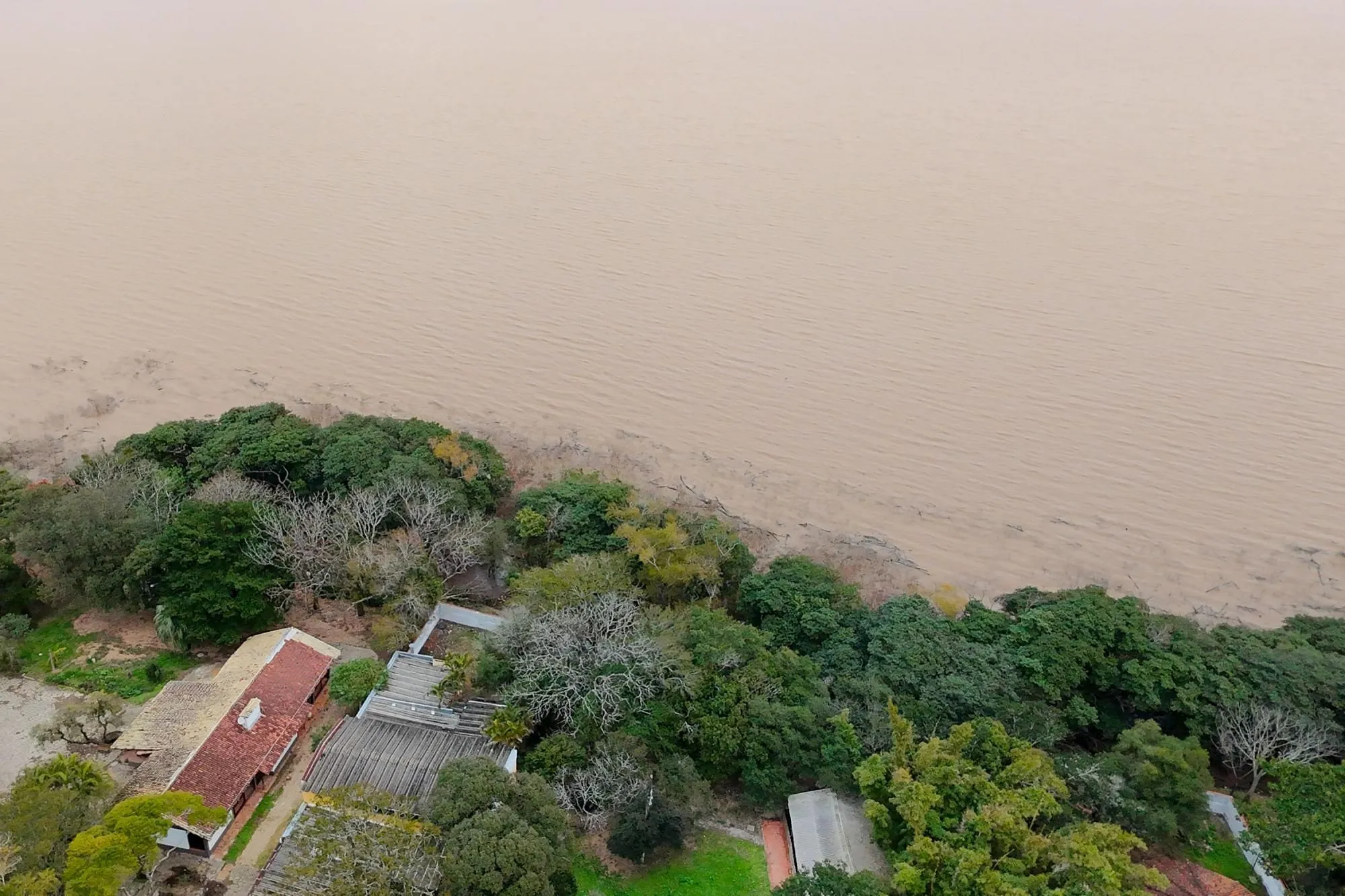 Imagem Terreno com edificações para múltiplos negócios lucrativos.
