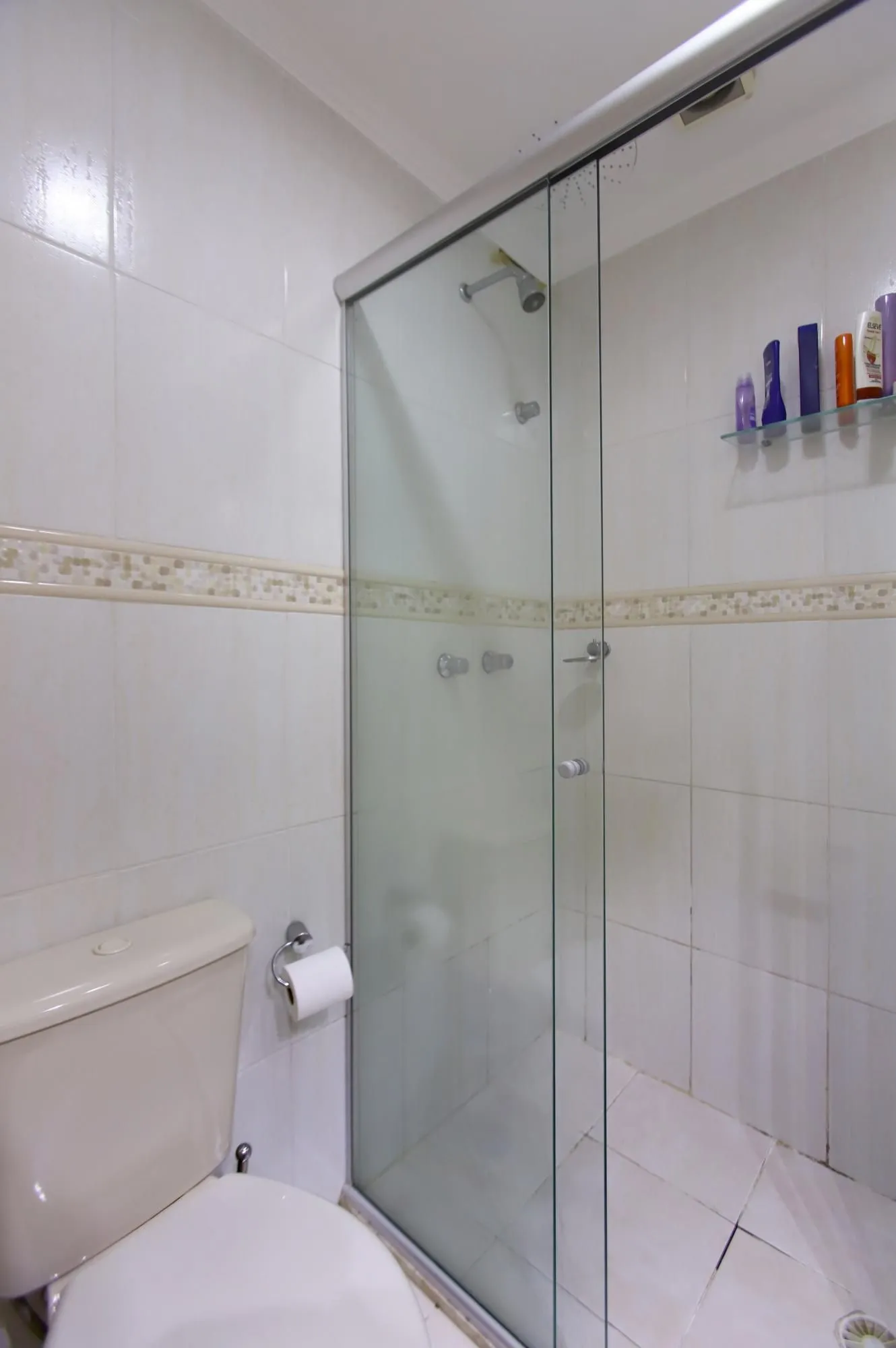 Imagem Vende cobertura: Piso inferior: 03 dormitórios, 02 banheiros, living 2 ambientes, cozinha americana.