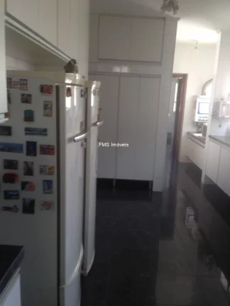Imagem Luxuoso apartamento de 5 quartos com 5 suítes no Campo Belo, São Paulo-SP: 3 salas, 5 banheiros, 4 vagas e 447m² de área.