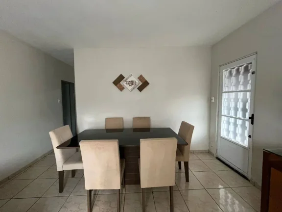 Imagem Casa Ampla e Segura com Grande Área Externa e Horta – 3 Quartos e Vagas para 4 Carros!