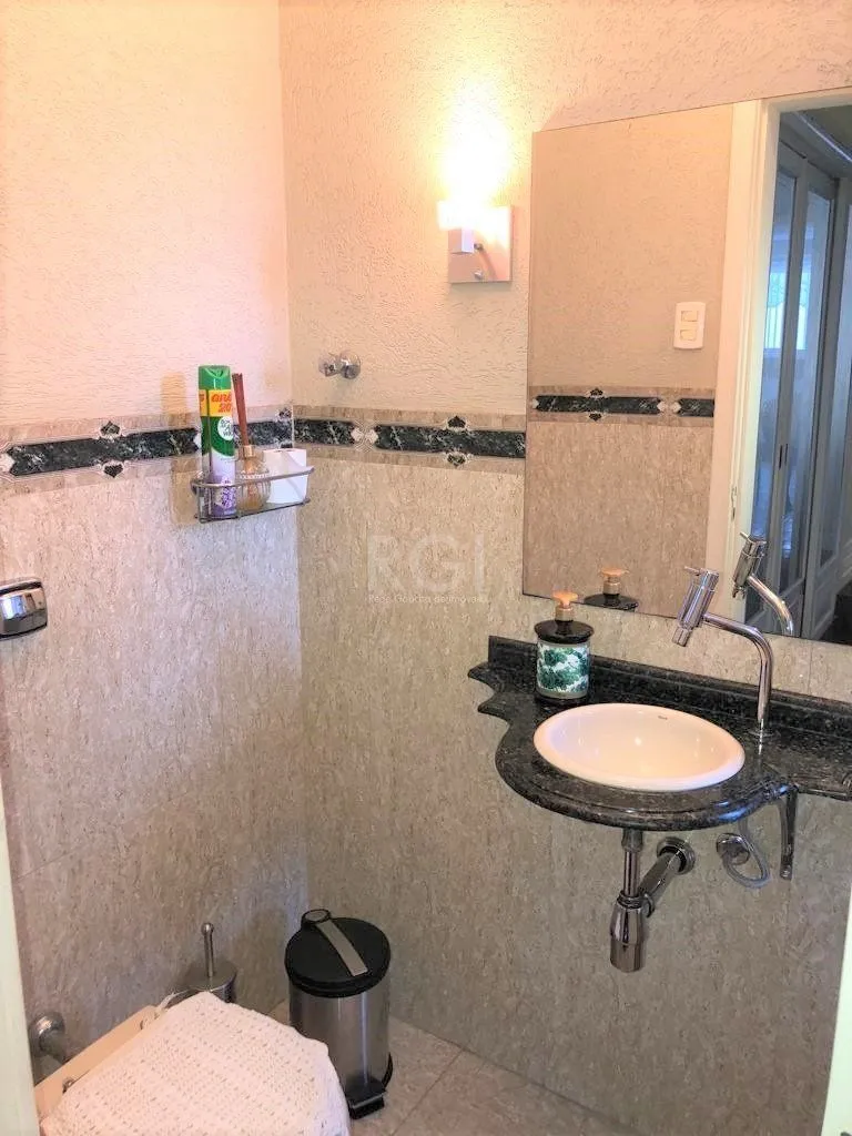 Imagem Casa à venda - 230m², 4 quartos, sendo 2 suítes, churrasqueira, piscina e 03 vagas de garagem