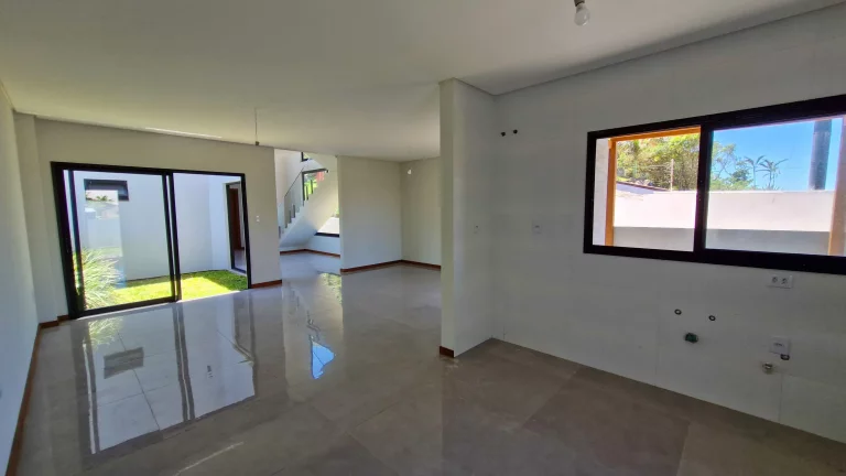 Imagem Espetacular Casa à Venda na Praia do Siriú em Garopaba: Seu Paraíso à Beira-Mar!
