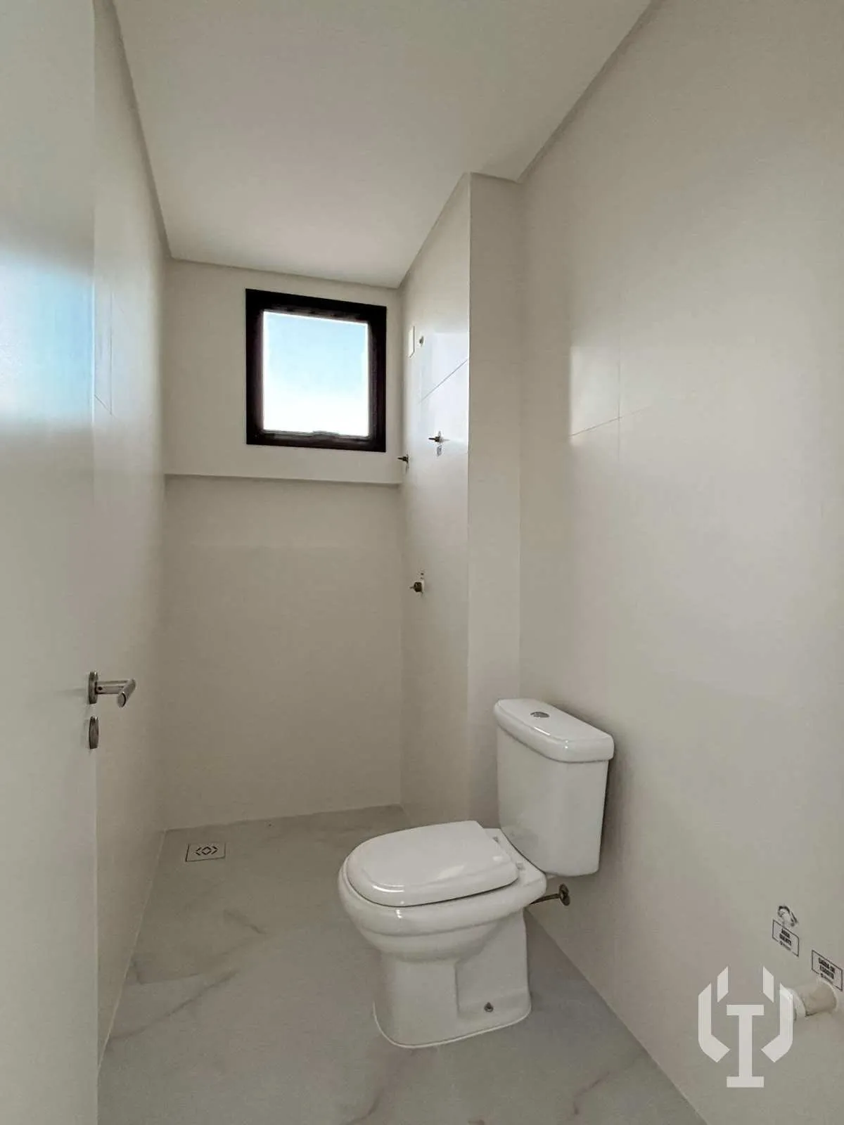 Imagem Apartamento de 3 suítes e 3 vagas de garagem em Meia Praia