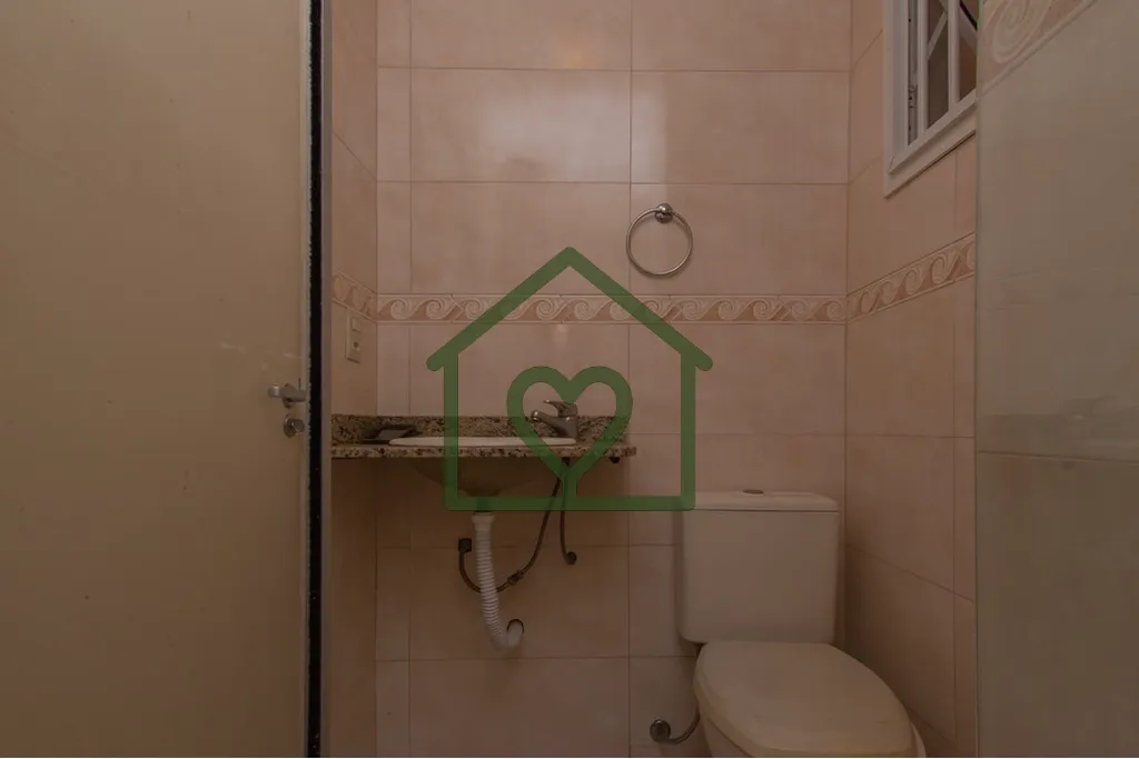 Imagem Casa distribuída em dois andares com cinco dormitórios, quatro banheiros, duas cozinhas, duas sala...