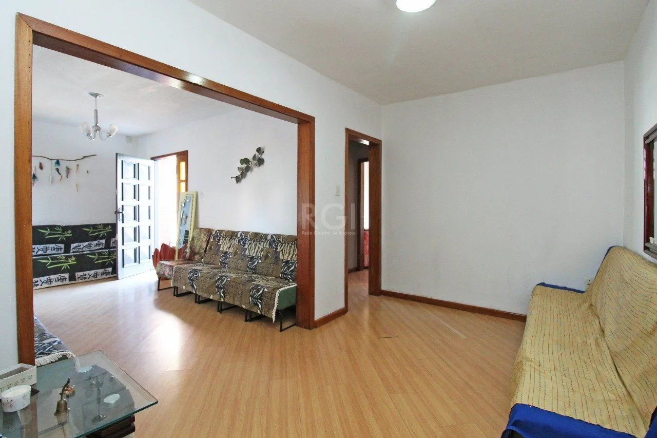 Imagem Casa 5 dormitórios, 1 suíte, 2 vagas de garagem, no bairro Camaquã, Poa/RS.