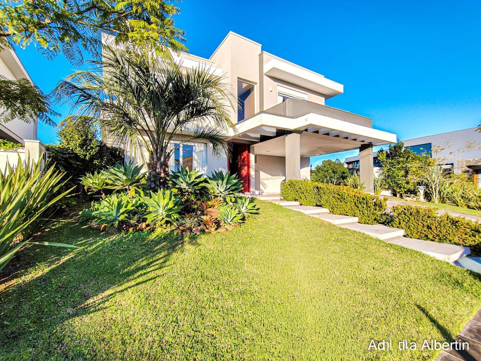 Imagem ALPHAVILLE PORTO ALEGRE | CASA COM FUNDOS PARA APP E ÁREA EXTERNA COMPLETA