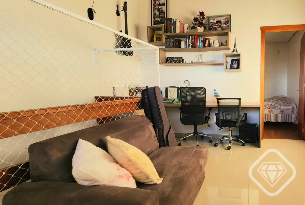 Imagem Casa semimobiliada em frente a uma linda praça no bairro Hípica, com ambientes amplos, excelente d...