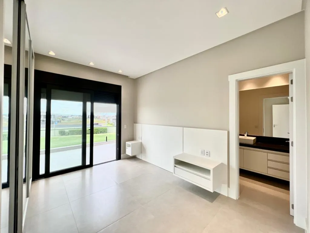 Imagem Casa em Condominio 5 Dormitórios - Bairro --