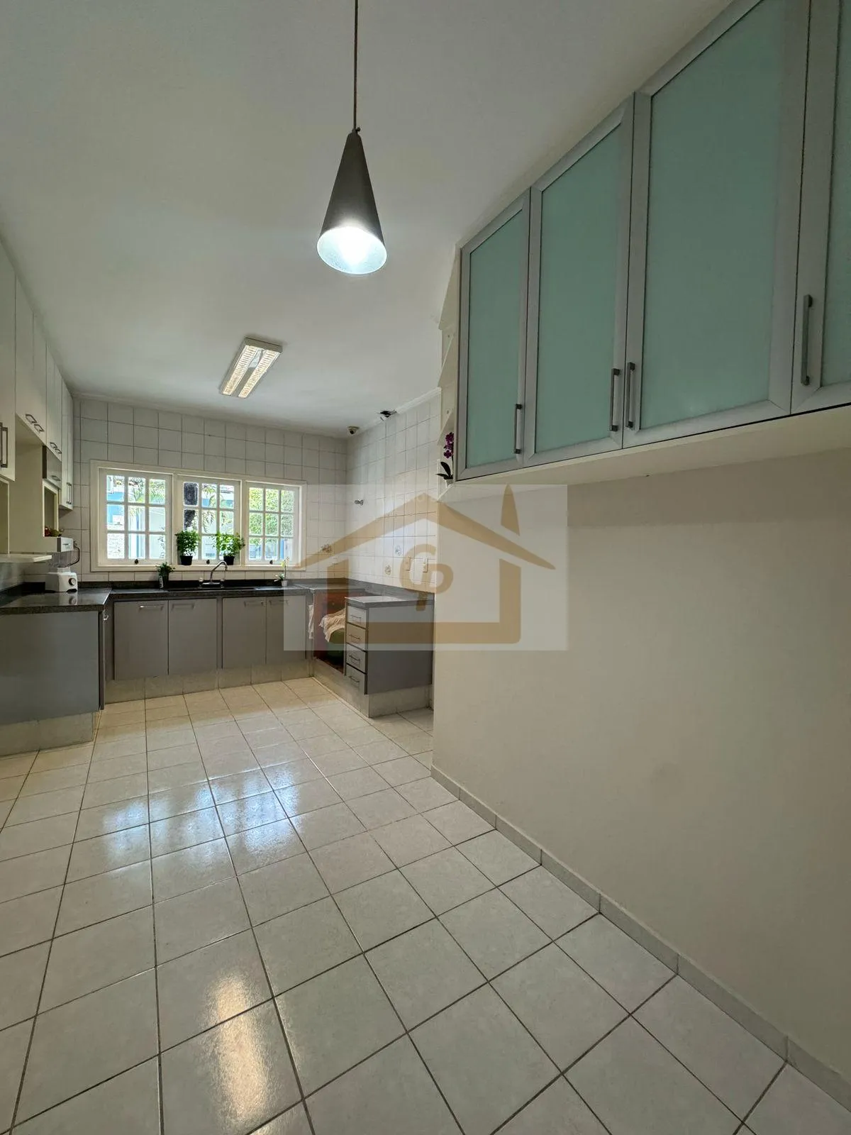 Imagem Residencial silencioso, natureza e próximo ao Templo Budista Zulai! São 4 quartos, 4 vagas