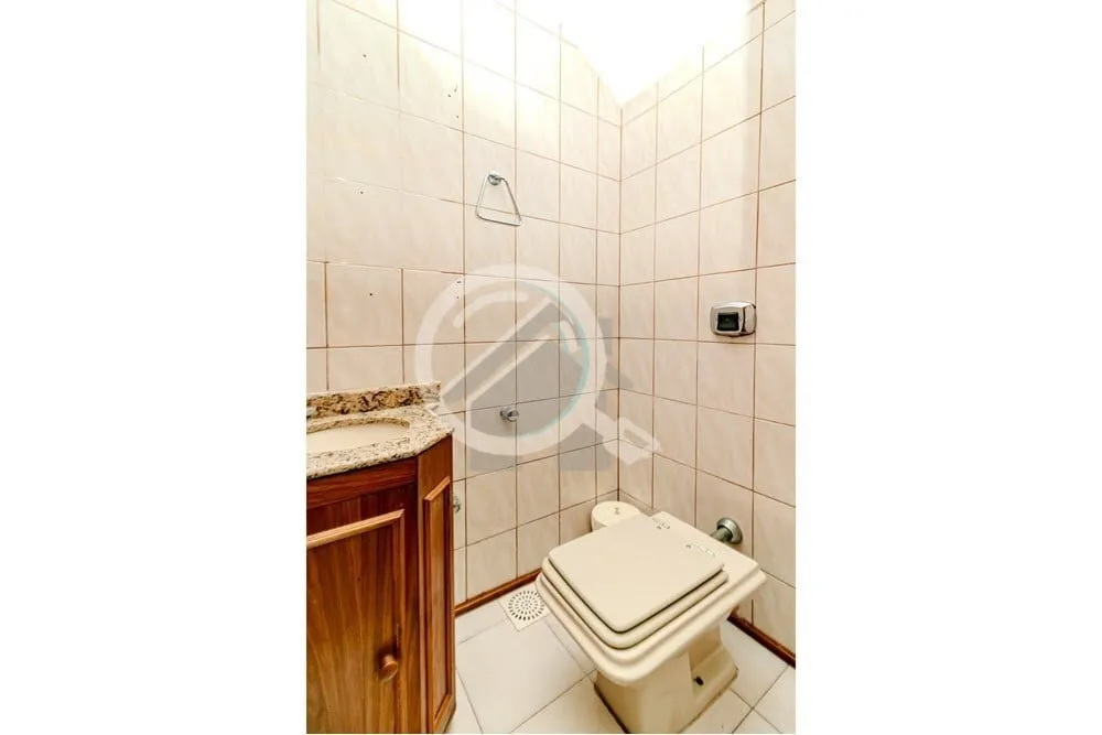 Imagem Casa com 243m2, desocupada, no bairro Menino Deus, 3 dormitórios (3 suítes), sacada, living, cozin...