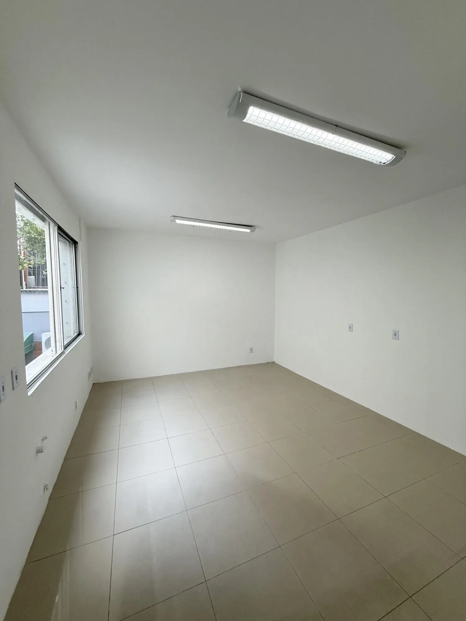 Imagem MÁFFER IMÓVEIS ALUGA - CASA COMERCIAL OU RESIDENCIAL NA AUXILIADORA Rua Marcelo Gama - Bairro Auxiliadora | Porto Alegre/RS