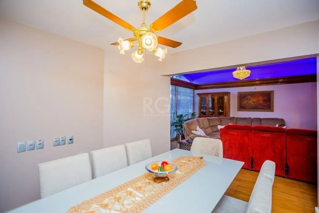 Imagem Belíssima casa de 375m² e 04 dormitórios sendo 01 suíte.