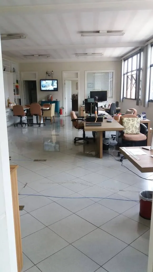 Imagem Galpão Comercial e Industrial em Carapicuíba, Vila Sul Americana - 2.200m² com Mezanino e Entrada para Caminhão