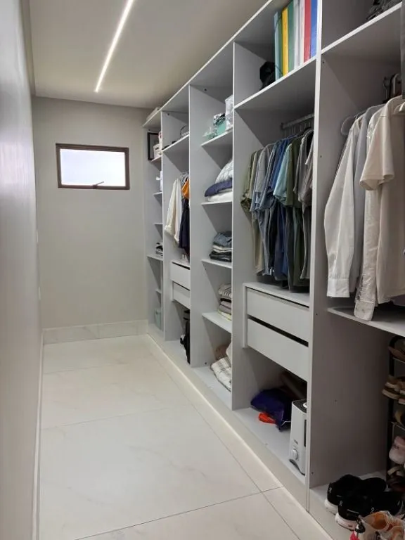 Imagem Casa de alto padrão no Alphaville com 5 suítes, espaço gourmet, home office, sala de TV e projeto moderno.