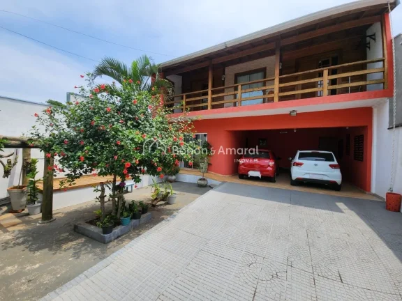 Imagem Imóvel espaçoso para comprar, confira esta ótima opção com 5 quartos, sendo 1 suíte, e 3 banhe...