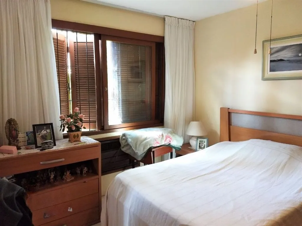 Imagem Casa 4 dormitórios à venda no Bairro Vila Jardim - Porto Alegre