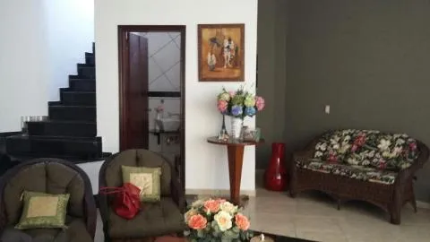 Imagem VENDA DE SOBRADO NO CONDOMÍNIO ECO PARK LAGOS, EM MOGI DAS CRUZES/SP, 397m² com 3 suítes, quintal com piscina, sauna e área gourmet. CONSULTE-NOS.