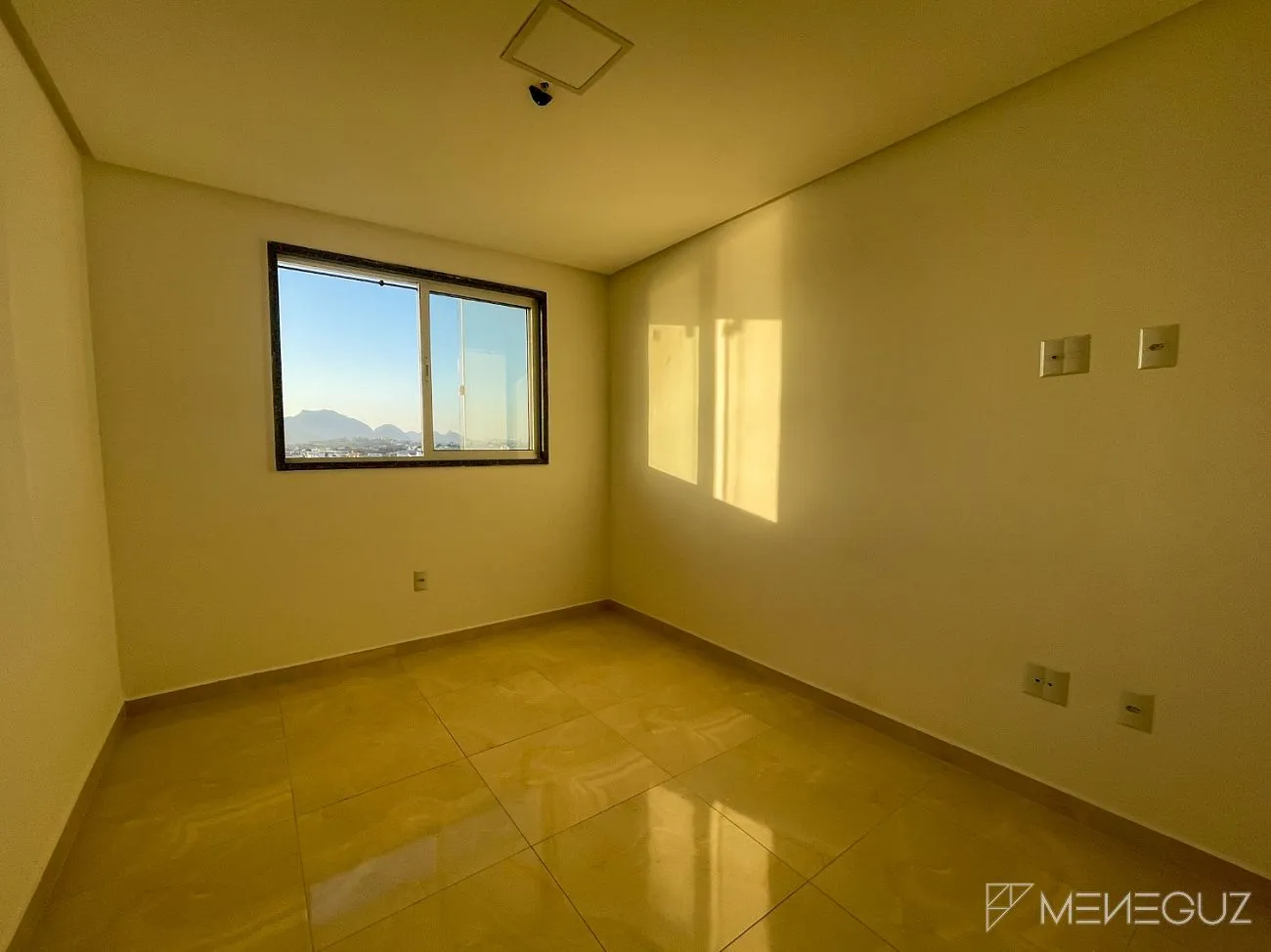 Imagem Apartamento de 2 quartos, com duas vagas de garagem, no centro de Guarapari com vista para o canal - Parcelamento em 60 meses!