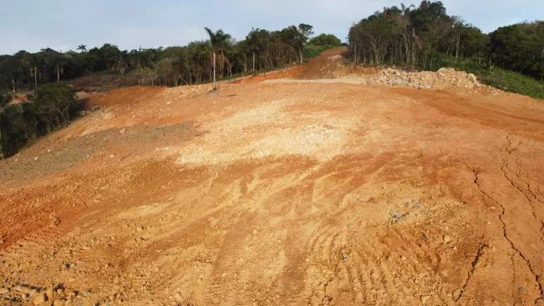 Imagem Terreno 2.094,88m² no Cond. Pôr do Sol, Centro de Garopaba-SC: Invista Já!