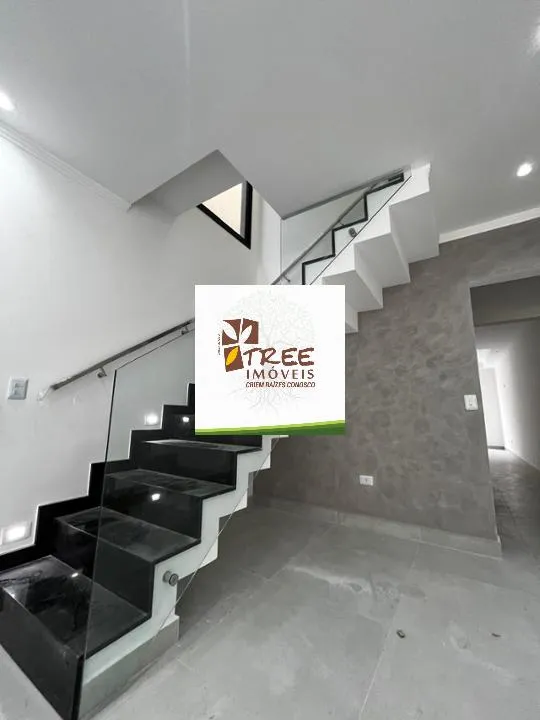 Imagem VENDA DE SOBRADO NO ARUJAMÉRICA, EM ARUJÁ/SP, 150m² com 3 quartos, suíte, sacada, sala ampla, copa, quintal, churrasqueira e 3 vagas. CONSULTE-NOS.
