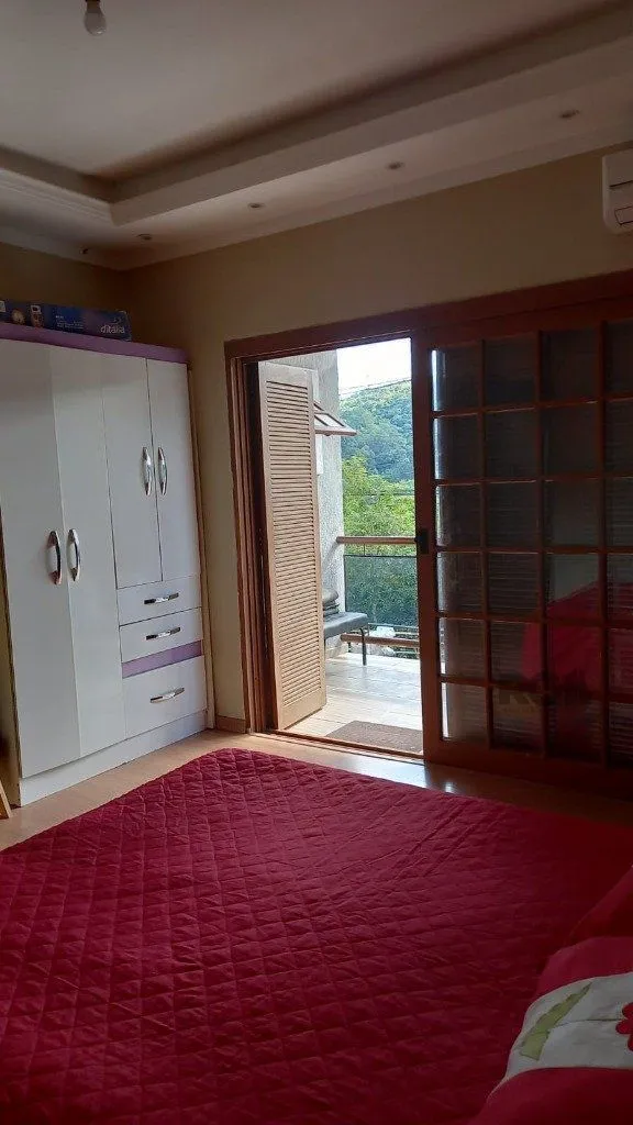 Imagem Casa com 4 dormitórios no bairro Vila Nova