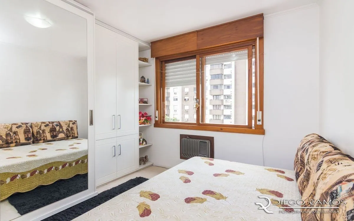 Imagem Apartamento de 2 dormitórios ,80 M² com possibilidade de transformação em 3 dormitórios. Living: Para dois ambientes e estar íntimo. Copa-Cozinha: Funcional e bem equipada. Ampla Área de Serviç