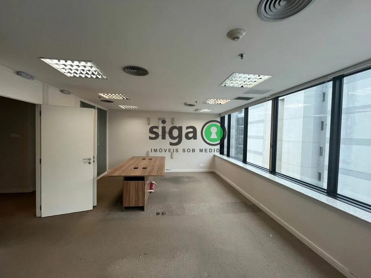 Imagem Sala Comercial e 4 banheiros à Venda, 292 m² por R$ 41.000,00