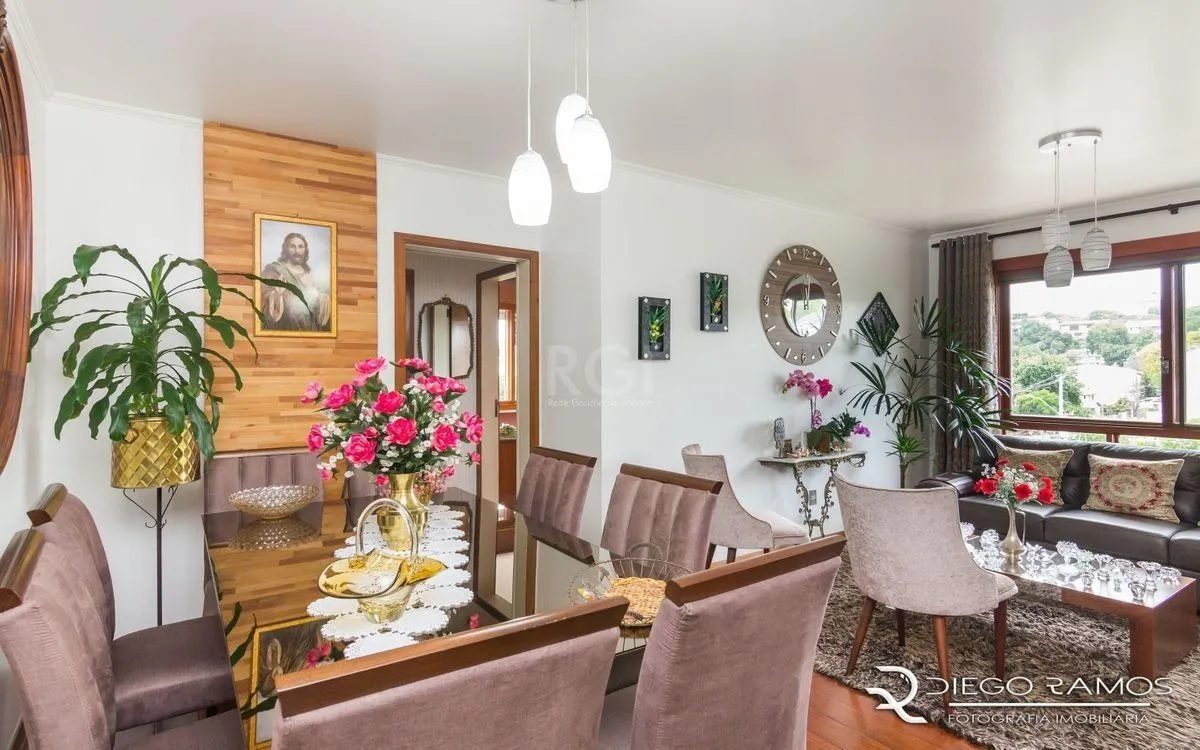 Apartamento de 2 dormitórios ,80 M² com possibilidade de transformação em 3 dormitórios. Living: Para dois ambientes e estar íntimo. Copa-Cozinha: Funcional e bem equipada. Ampla Área de Serviç