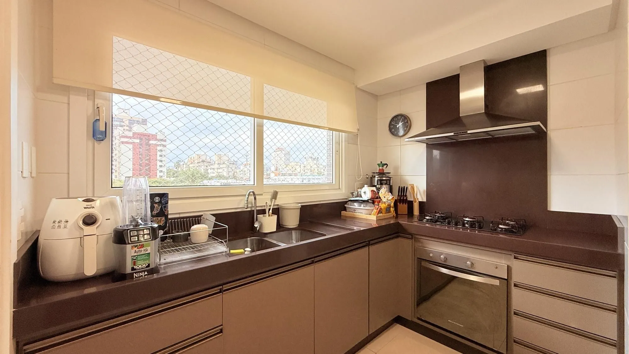 Imagem Excelente apartamento amplo com 2 dormitórios, 2 suítes mais dependência de empregada ou gabinete ou 3º dormitório