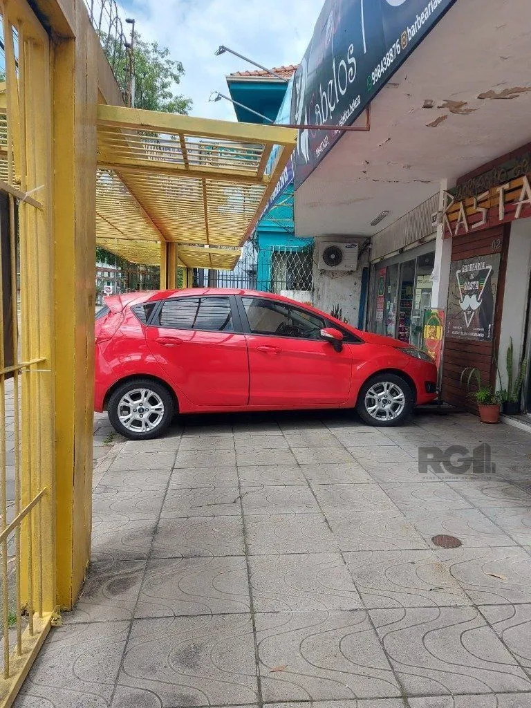 Imagem OPORTUNIDADE DE NEGÓCIO! PONTO COMERCIAL OU RESIDENCIAL, terreno medindo 13m x 100m, com 02 lojas comercias em frente (atualmente alugadas), nos fundos possui sobrado com 03 dormitórios sendo 01 suí